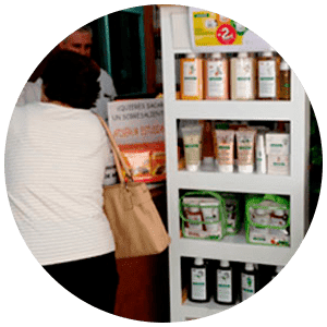 Farmacia María Fernández Fernández mujer comprando medicina