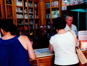 Farmacia María Fernández Fernández dos mujeres comprando en la farmacia